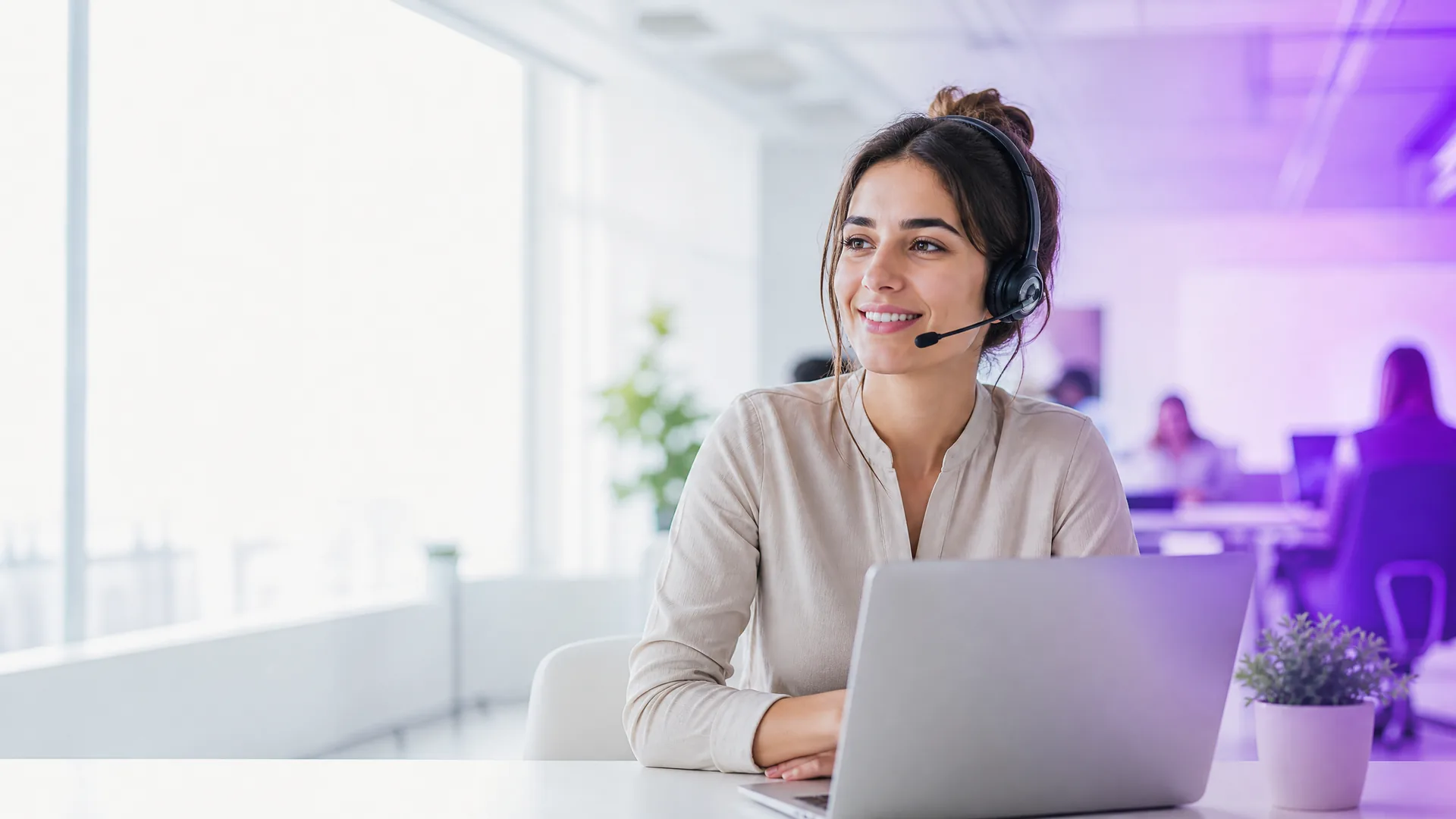 Medewerker met headset in klantcontact, met AI-ondersteuning voor transcriptie en samenvattingen