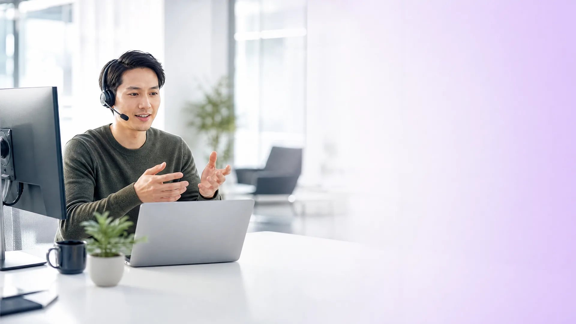 Medewerker met headset werkt met Microsoft 365 en Teams op een laptop aan een moderne werkplek