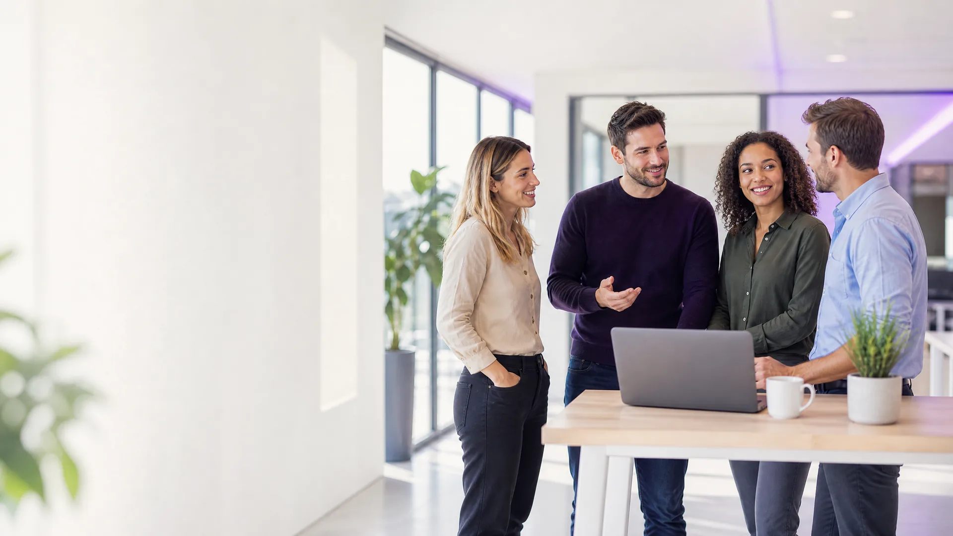 Team van ICTO in overleg in een licht kantoor over ICT-advies voor bedrijven