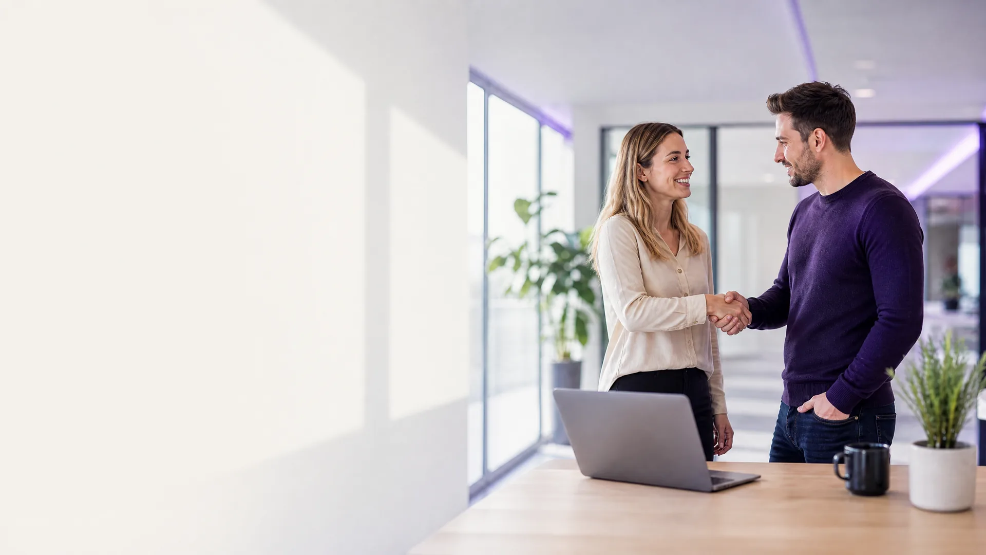 Twee professionals maken afspraken over whitelabel telefonie en connectiviteit voor ICT-partners