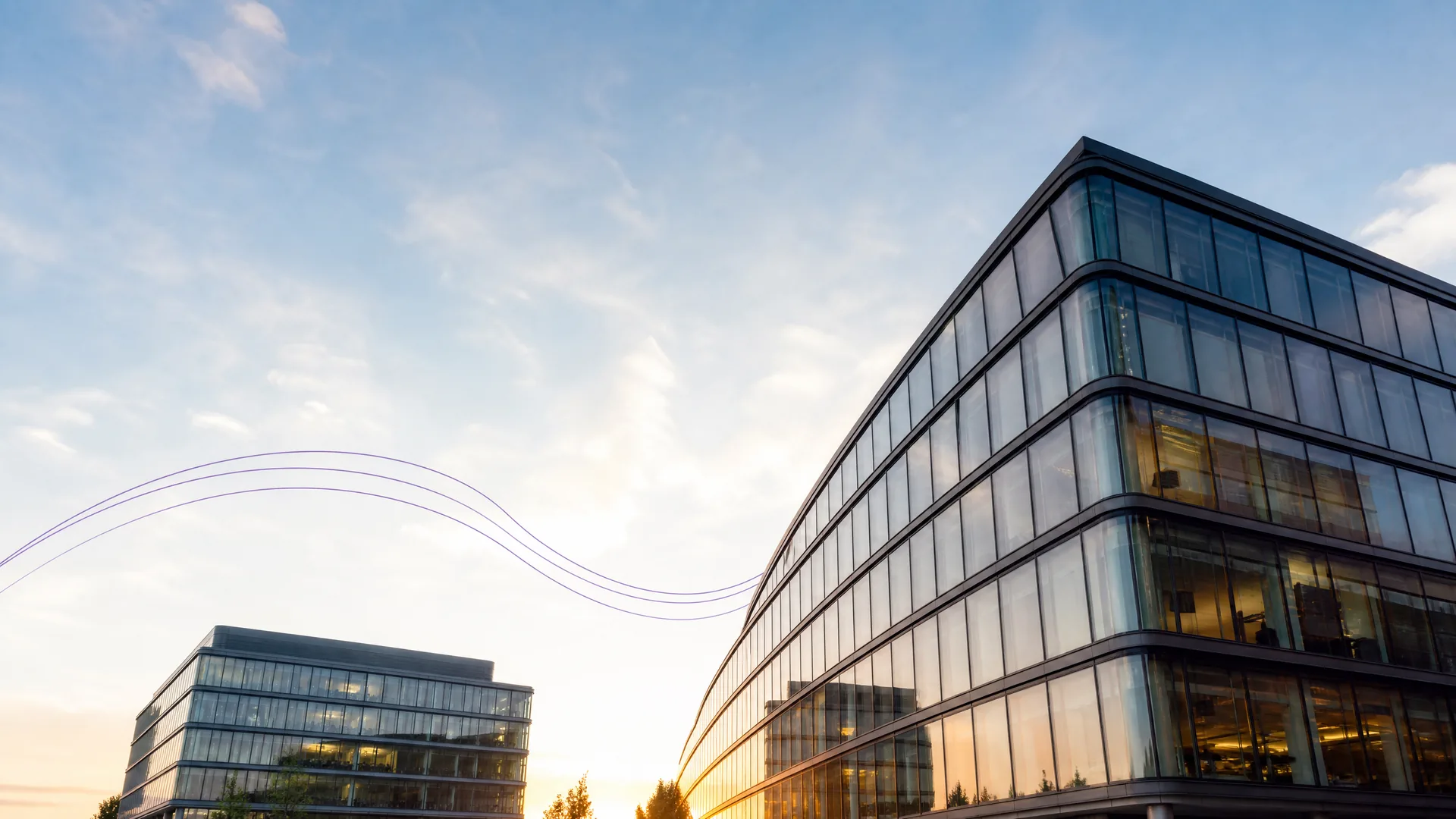 Twee moderne kantoorgebouwen verbonden door lichtlijnen als beeld voor zakelijk internet tussen vestigingen